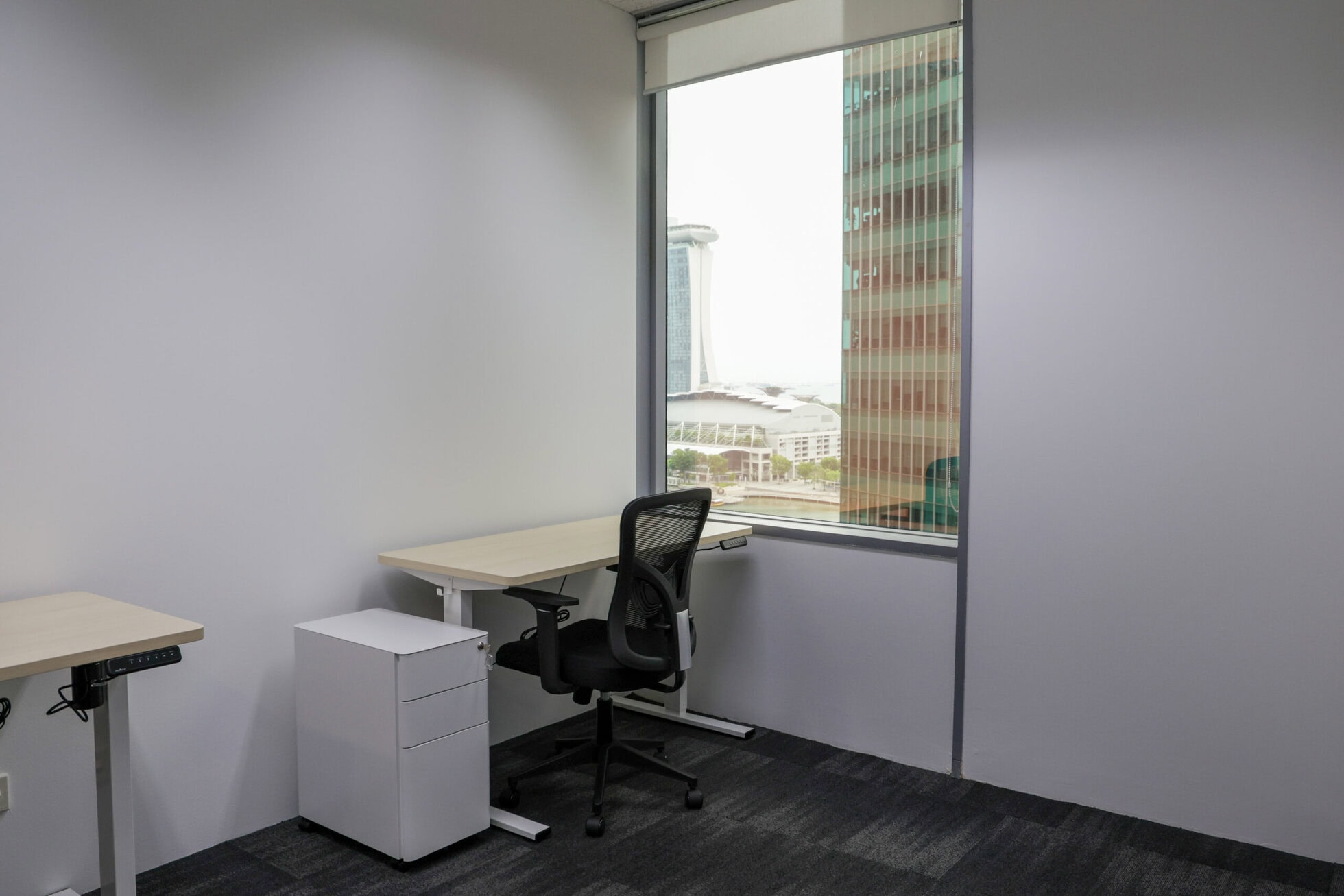 marina-bay-view-serviced-office-2 Private serviced office with ergonomic desks and chairs, ideal for boosting focus and productivity.